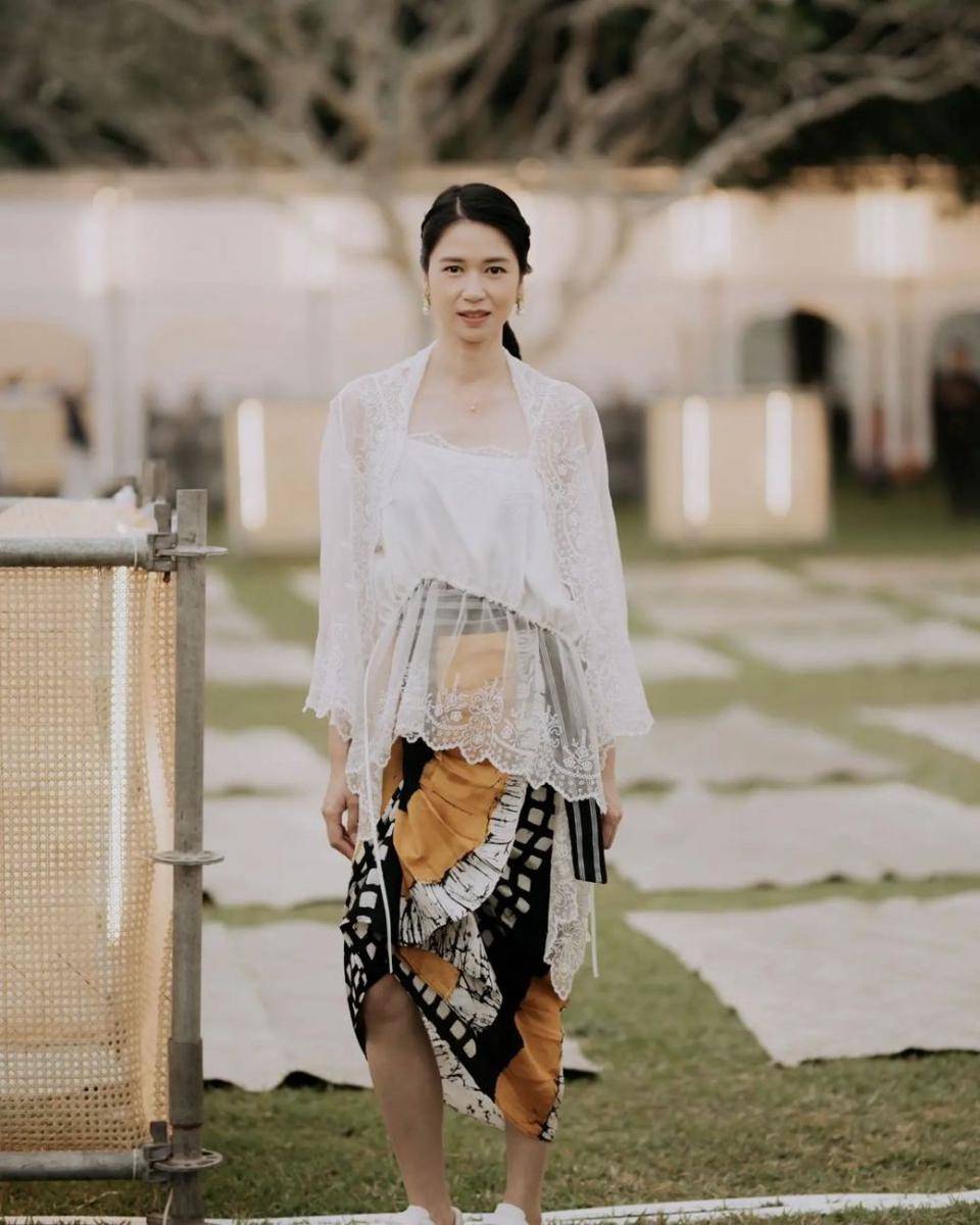 ootd pakai rok lilit (instagram.com/laurabas)