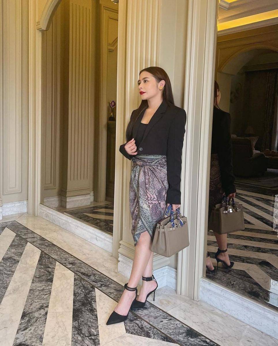 ootd pakai rok lilit (instagram.com/prillylatuconsina96)