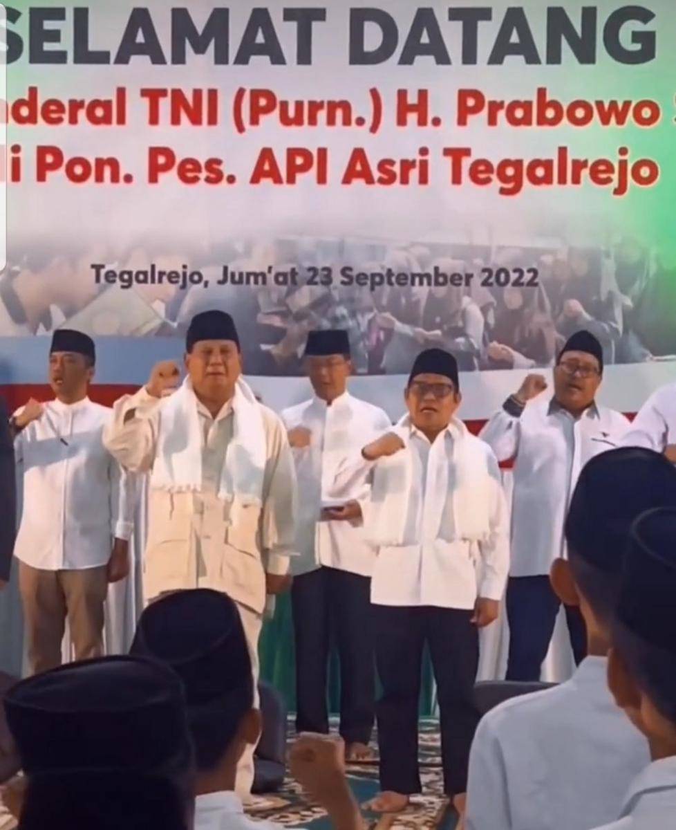 Ketum Partai Gerindra, Pranowo Subianto (kiri) bersama Ketum PKB, Muhaimin Iskandar (kanan) di Ponpes API Asri Tegalrejo, Magelang pada 23 September 2022. (www.instagram.com/@cakiminnow)