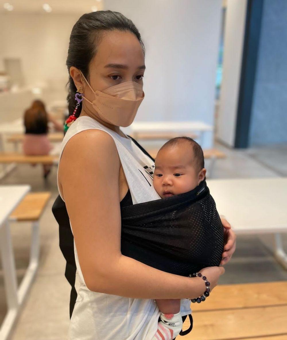 Dea Ananda momong anak (instagram.com/dea_ananda)