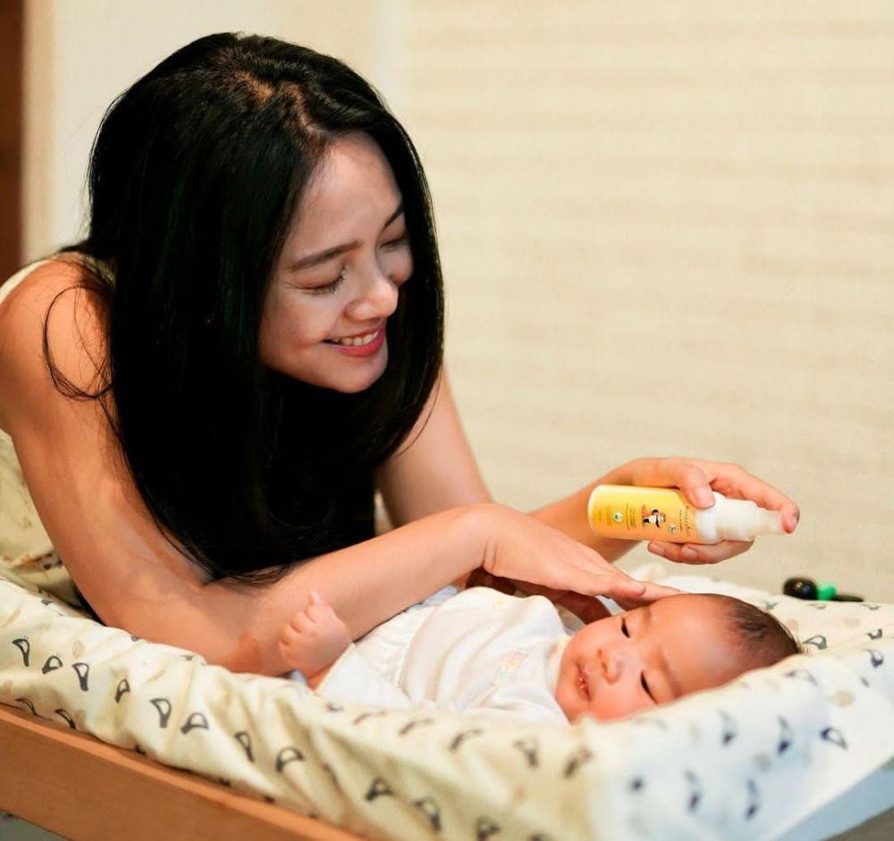 Dea Ananda momong anak (instagram.com/dea_ananda)