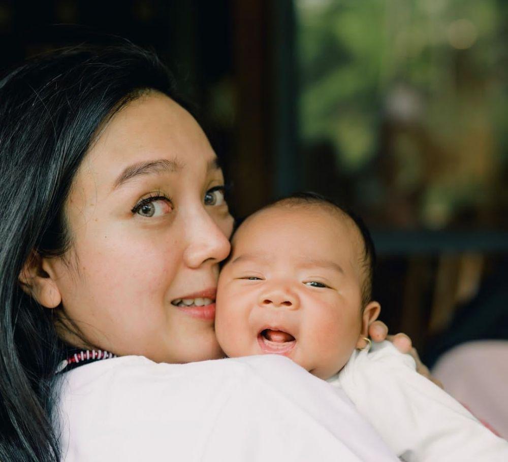 Dea Ananda momong anak (instagram.com/dea_ananda)