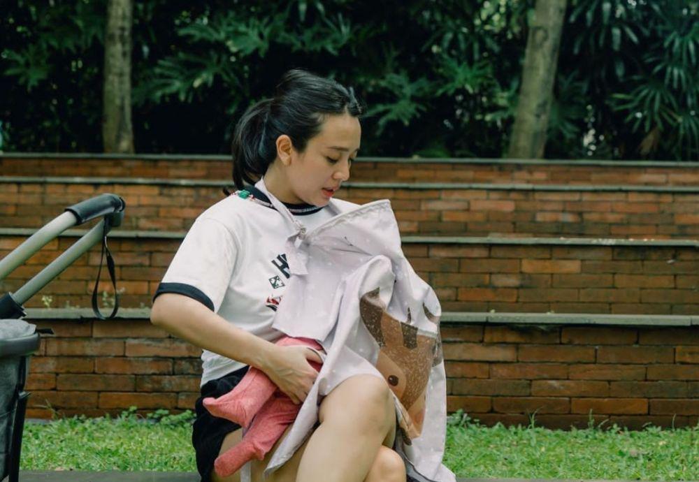 Dea Ananda momong anak (instagram.com/dea_ananda)