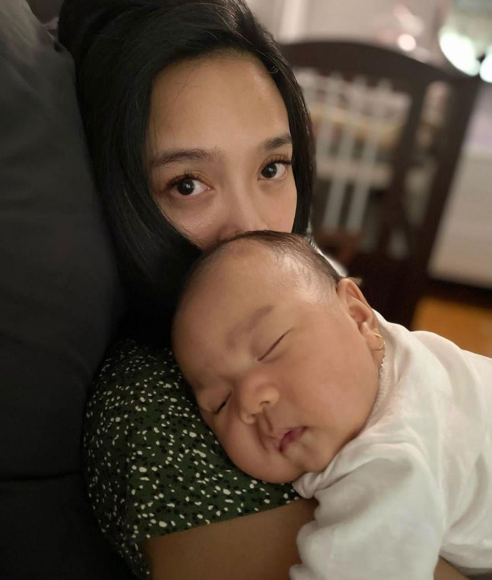 Dea Ananda momong anak (instagram.com/dea_ananda)