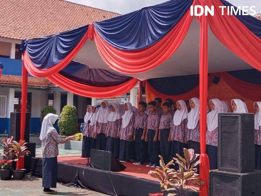 Murid-murid SMPN 1 Cibeber pada pembukaan acara "#BerpihakPadaAnak: Stop Perkawinan Anak dan Kekerasan pada Anak" di SMPN 1 Cibeber, Cianjur. (23/9/2022). (IDN Times/Febriyanti Revitasari)