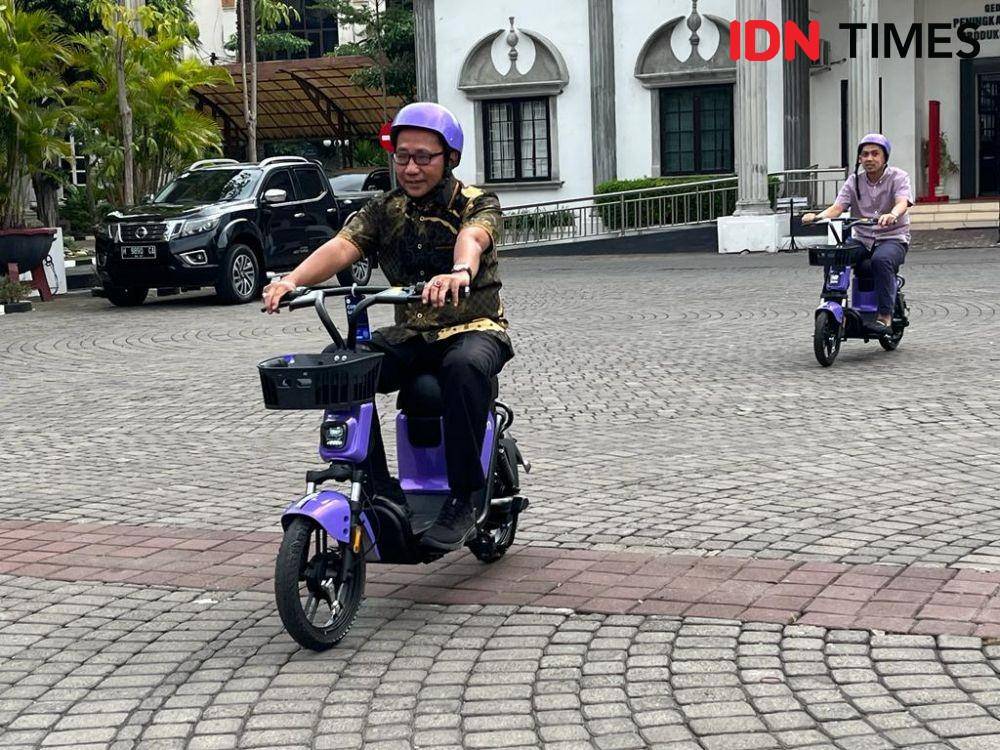 Sejumlah warga Kota Semarang menjajal sepeda listrik Beam Rover, Sabtu (24/9/2022). (IDN Times/Anggun Puspitoningrum)