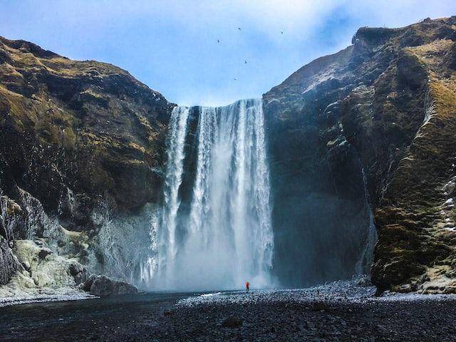 Ilustrasi air terjun Skógafoss (unsplash.com/Willian Justen de Vasconcellos)