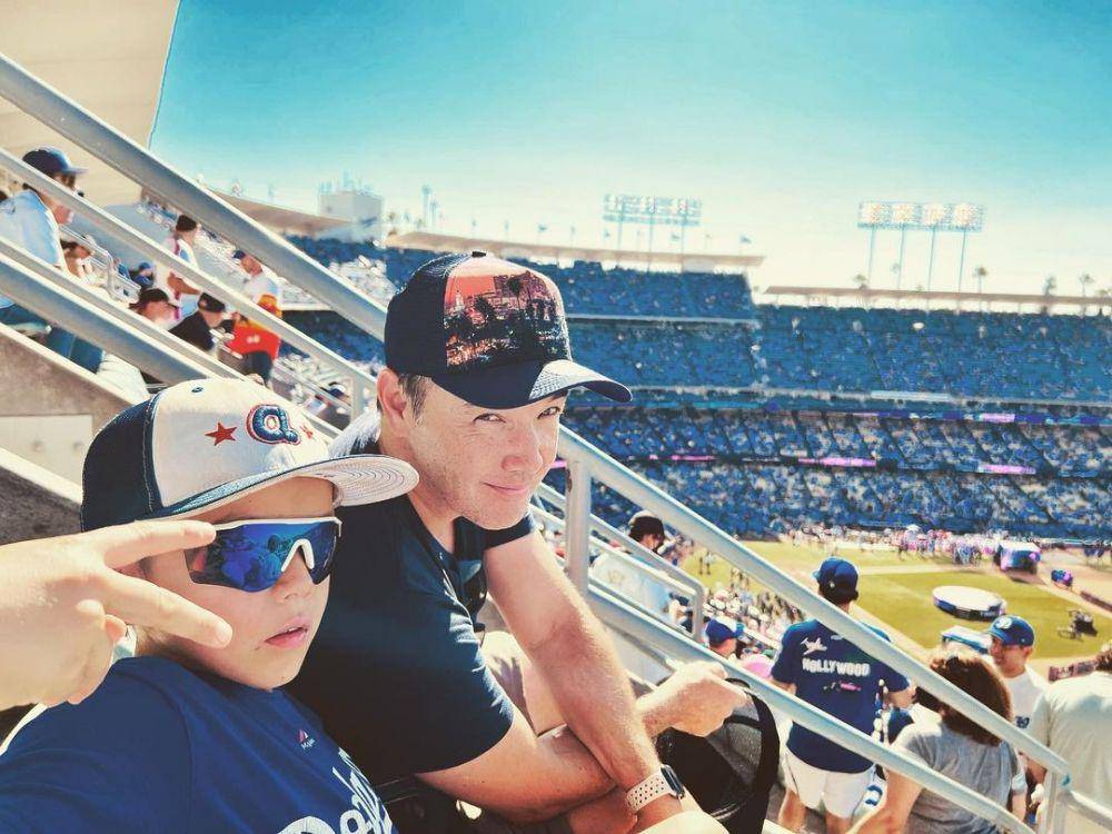 Doug Robb bersama anak (instagram.com/hoobadougrobb)
