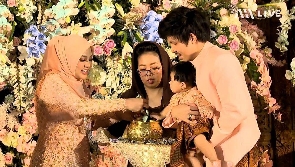 Prosesi Tedak Siten Ameena, putri dari Aurel Hermansyah dan Atta Halilintar. 25 September 2022. (YouTube/AH)