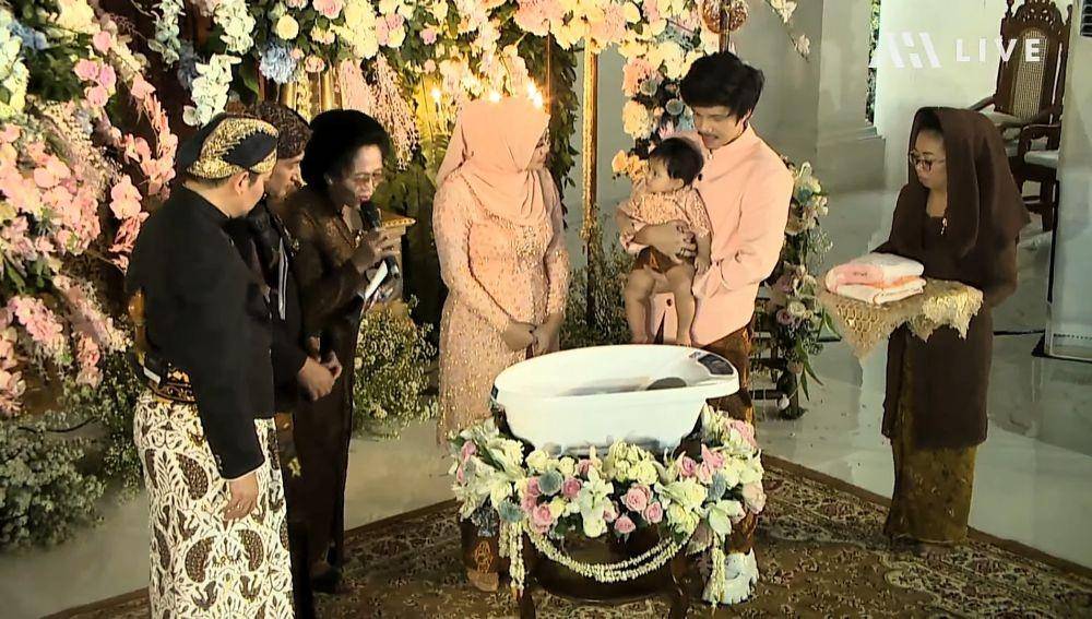 Prosesi Tedak Siten Ameena, putri dari Aurel Hermansyah dan Atta Halilintar. 25 September 2022. (YouTube/AH)