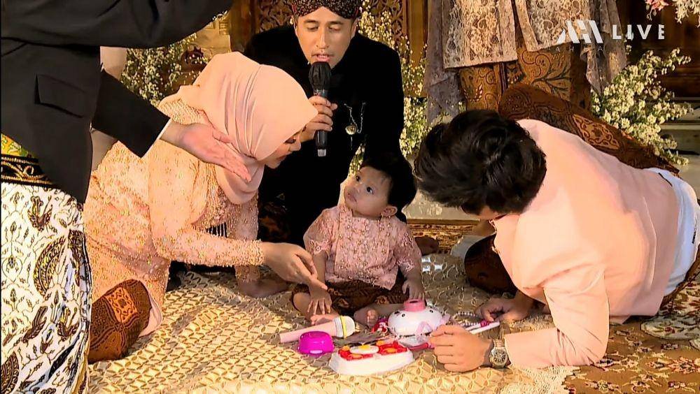 Prosesi Tedak Siten Ameena, putri dari Aurel Hermansyah dan Atta Halilintar. 25 September 2022. (YouTube/AH)