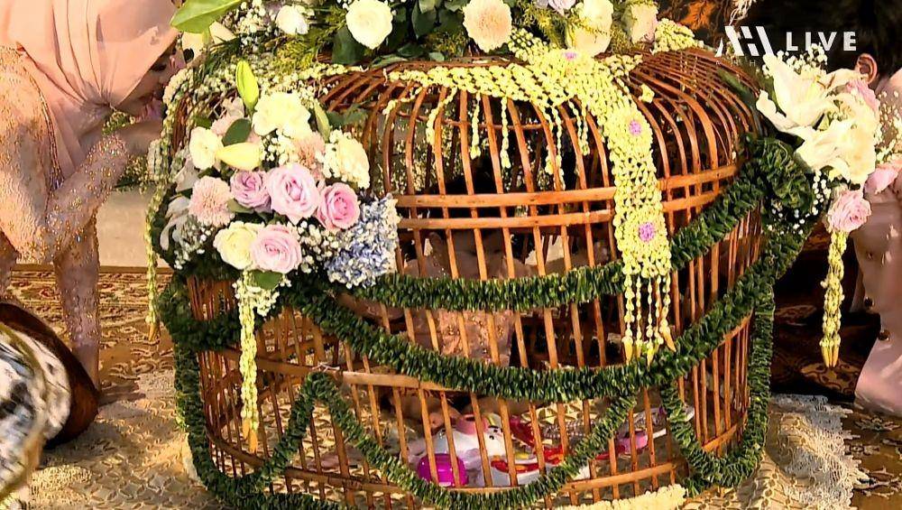 Prosesi Tedak Siten Ameena, putri dari Aurel Hermansyah dan Atta Halilintar. 25 September 2022. (YouTube/AH)