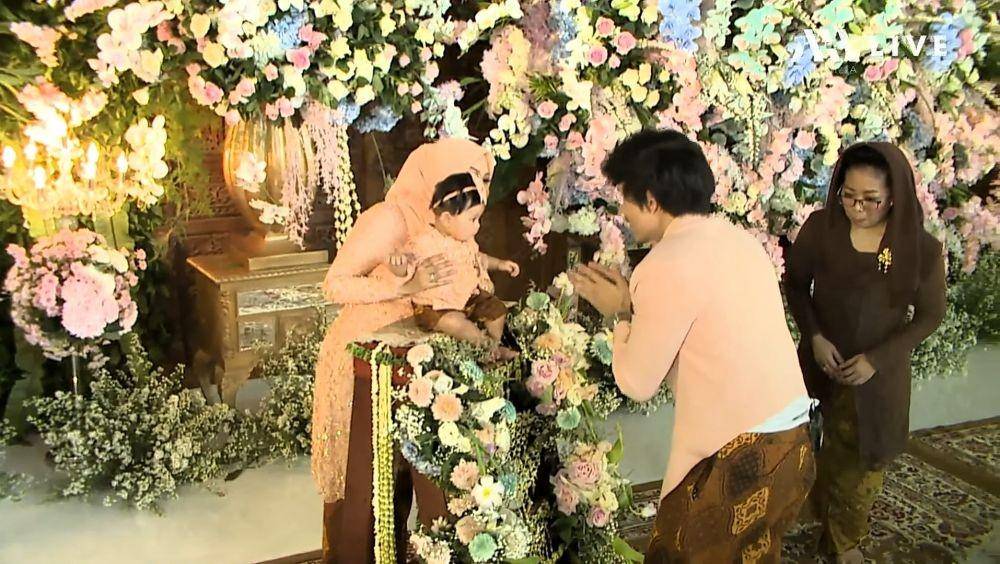 Prosesi Tedak Siten Ameena, putri dari Aurel Hermansyah dan Atta Halilintar. 25 September 2022. (YouTube/AH)