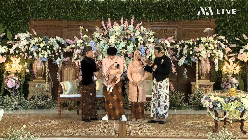 Prosesi Tedak Siten Ameena, putri dari Aurel Hermansyah dan Atta Halilintar. 25 September 2022. (YouTube/AH)