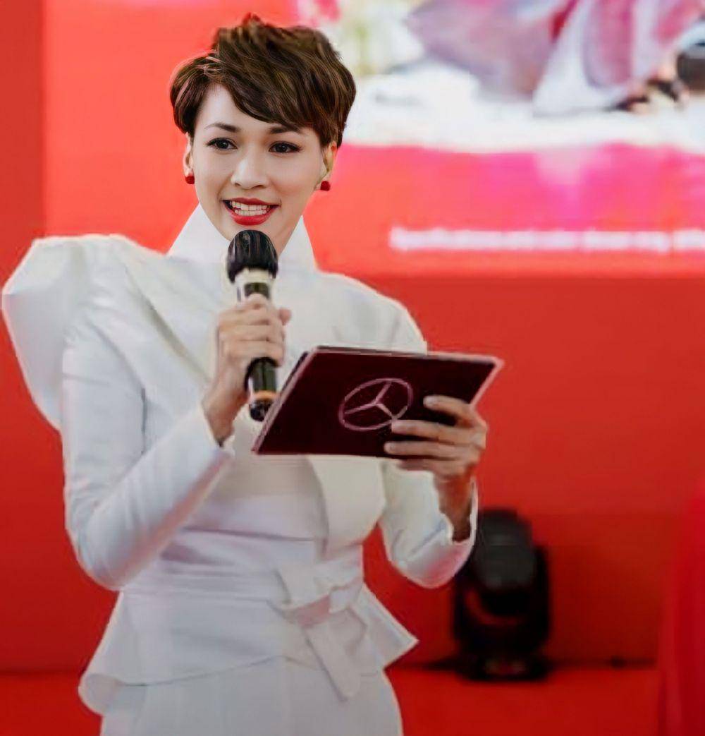potret Kamidia Radisti saat jadi pembawa acara (instagram.com/kamidiaradisti)