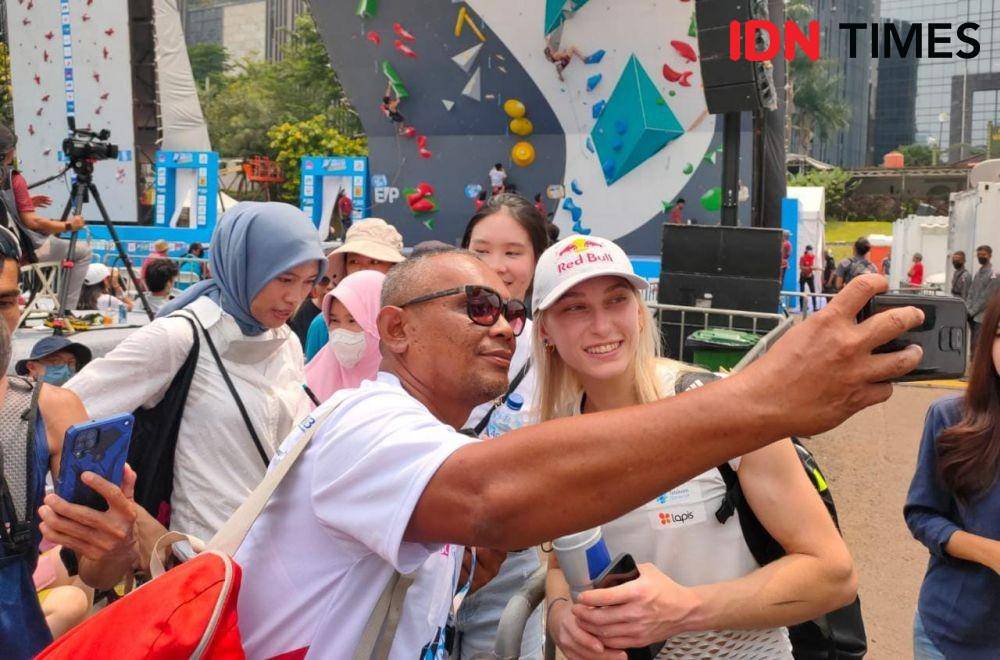 Pemanjat asal Slovenia, Janja Garnbret diserbu fans di IFSC World Cup 2022 Jakarta, Minggu (25/9/2022). (IDN Times/Tino).