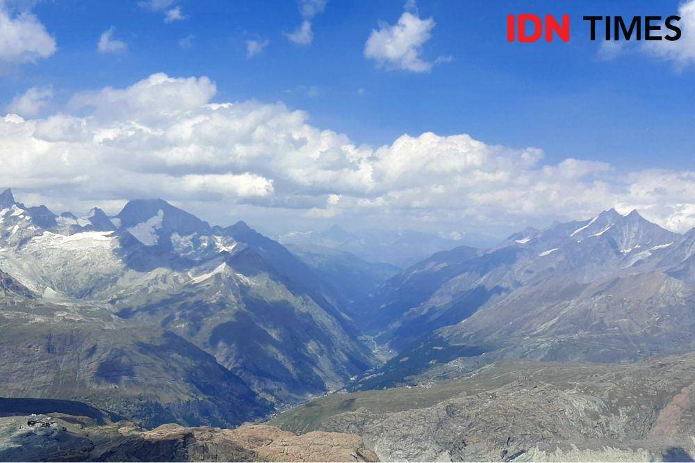 Gugusan Alpen yang bisa dilihat dari puncak Matterhoern, Zermatt (IDN Times / Satria Permana)