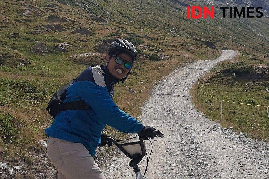 Penulis saat bertualang ke jalur offroad Matterhoern untuk turun ke Zermatt (IDN Times / Satria Permana)