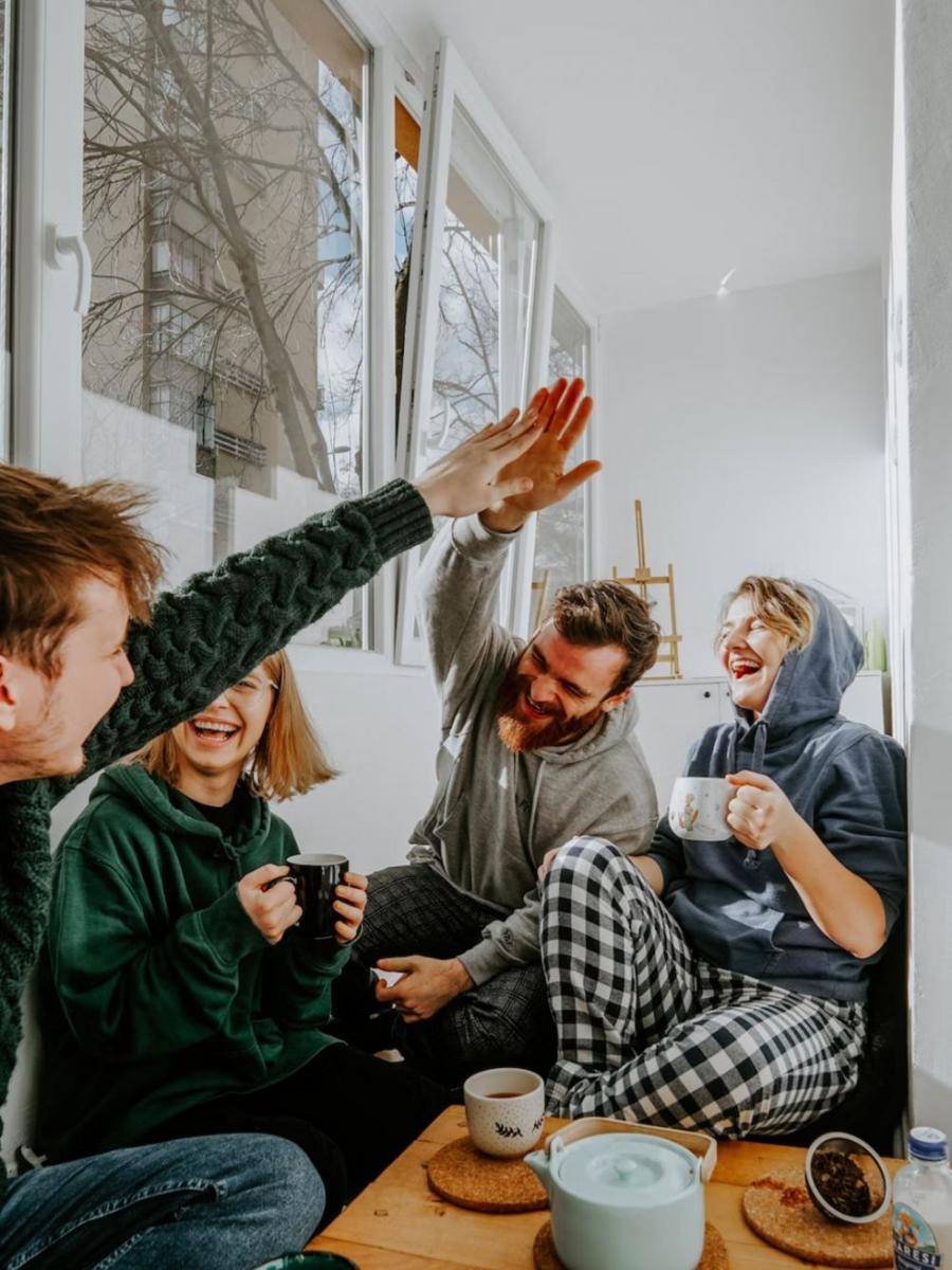 ilustrasi pria yang sedang ngobrol bersama teman-temannya (unsplash.com/Toa Heftiba)