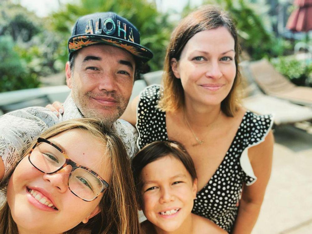 9 Potret Hangat Doug Robb 'Hoobastank' Bersama Keluarga