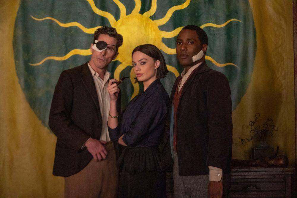 Christian Bale, Margot Robbie, dan John David Washington di film Amsterdam (dok. 20th Century Studios)