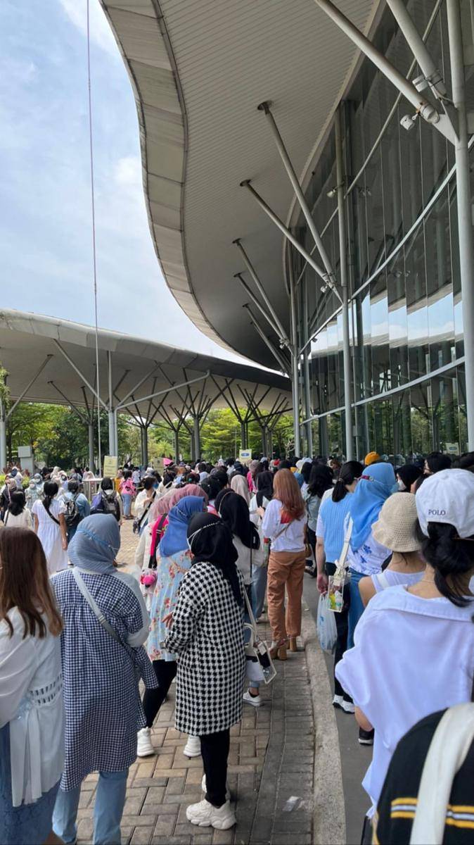 potret Zara menghadiri konser 'Be The Sun' Seventeen (instagram.com/camilliazr)