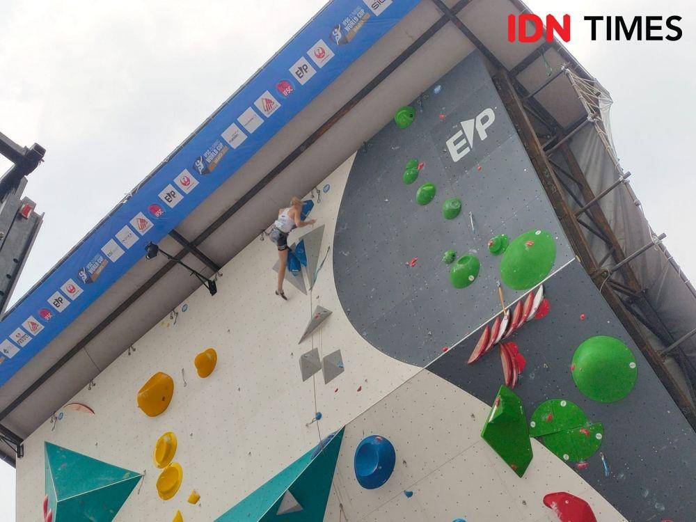 Pemanjat asal Slovenia, Janja Garnbret saat mencapai top di kualifikasi lead IFSC World Cup 2022, Minggu (25/9/2022), (IDN Times/Tino).