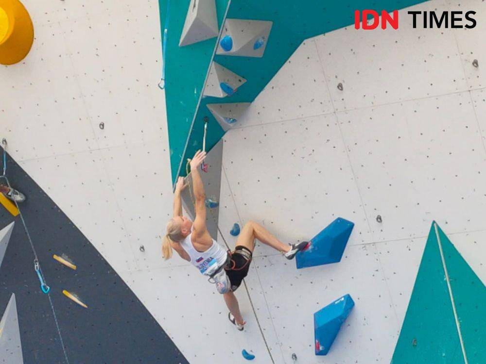 Pemanjat asal Slovenia, Janja Garnbret di kualifikasi nomor lead IFSC World Cup 2022, Minggu (25/9/2022). (IDN Times/Tino).