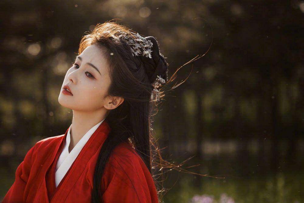 Bai Lu (weibo.com/ 白鹿my)