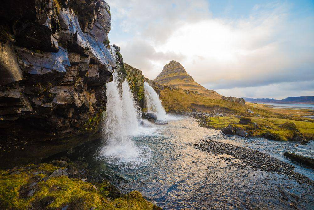 Ilustrasi Kirkjufellsfoss Waterfall (unsplash.com/Chris Ried)