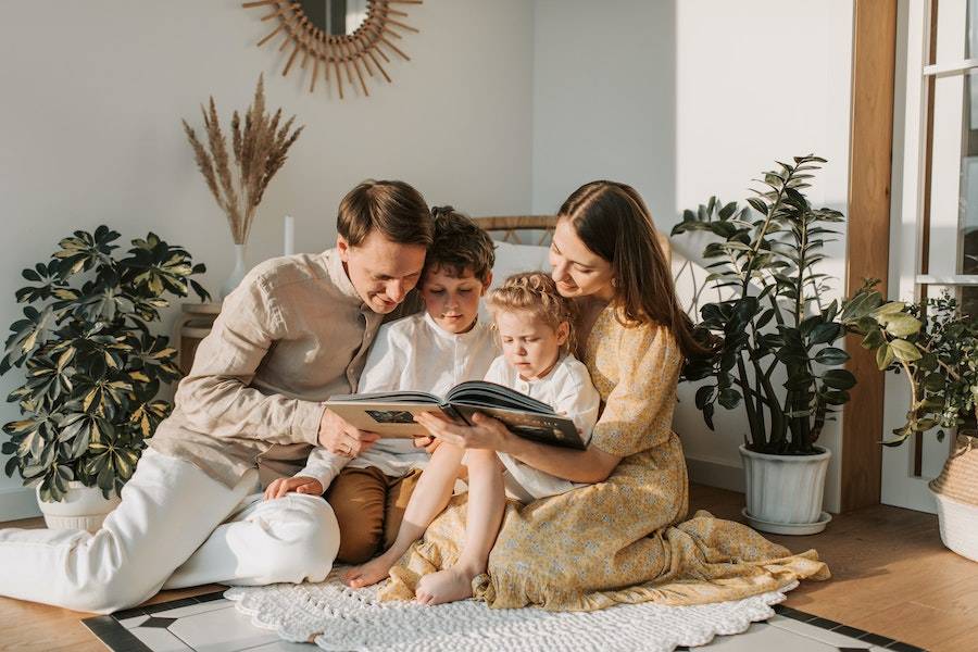ilustrasi anak-anak membaca dongeng (pexels.com/@vlada-karpovich)