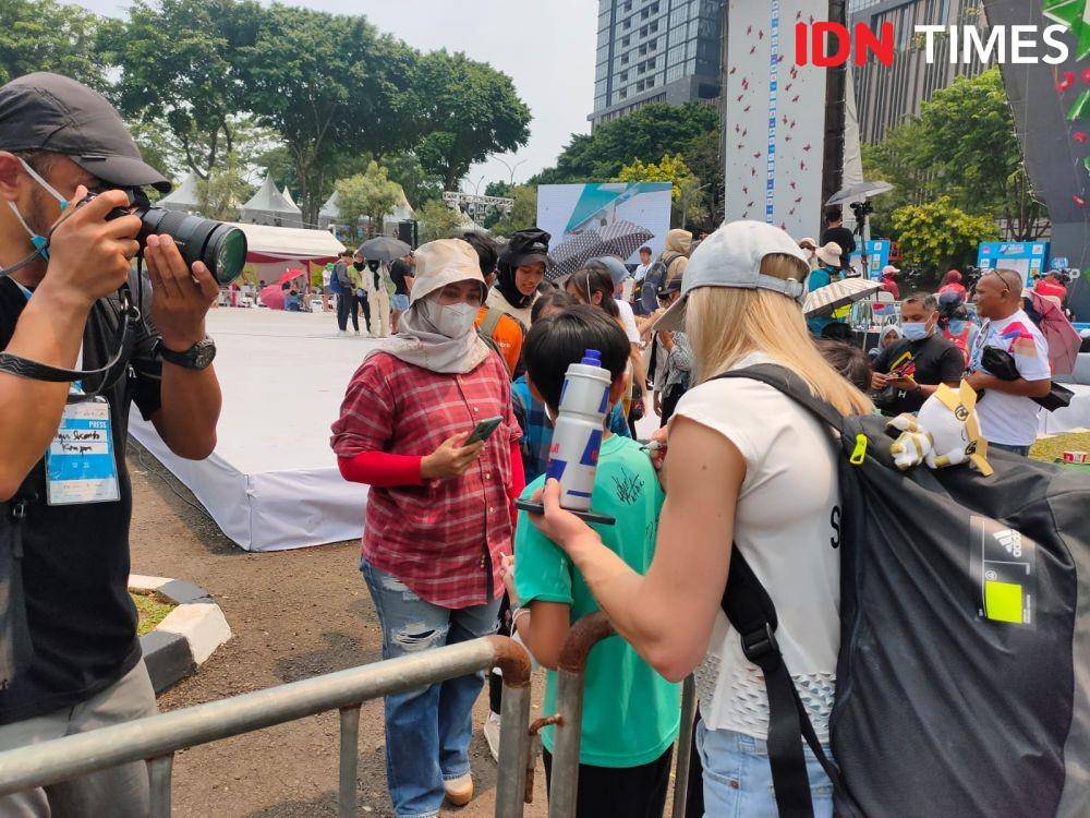 Pemanjat asal Slovenia, Janja Garnbret diserbu fans di IFSC World Cup 2022 Jakarta, Minggu (25/9/2022). (IDN Times/Tino).