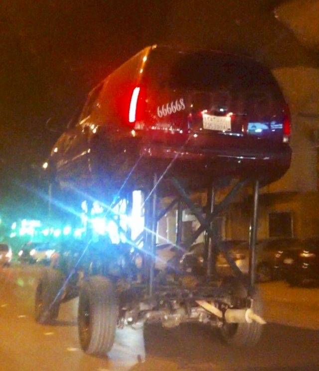 modifikasi mobil sesuka hati (twitter.com/fuckedupcars)