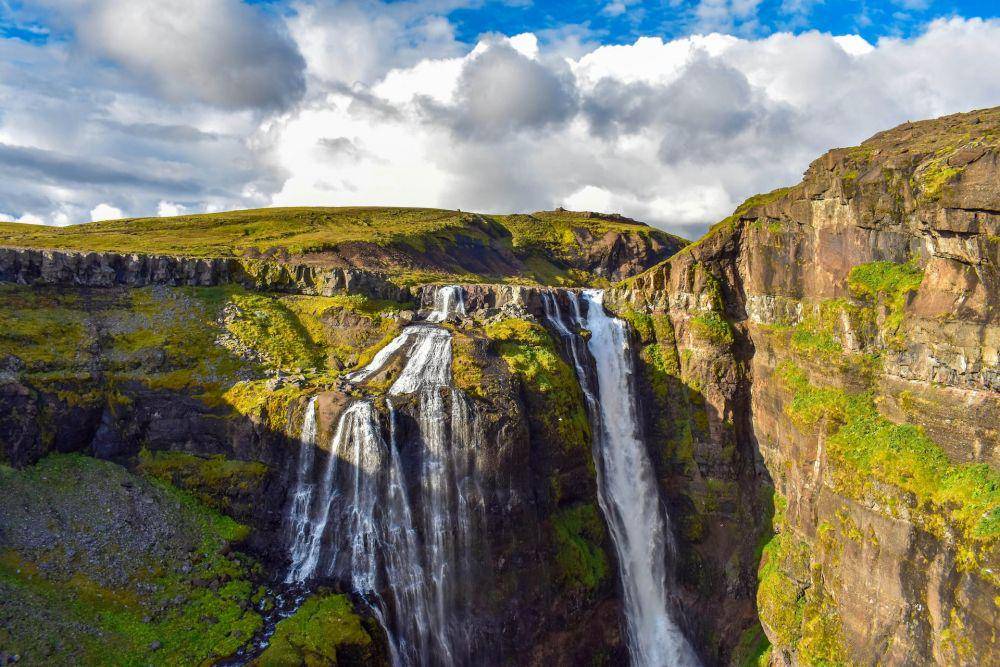 Ilustrasi air terjun Glymur (unsplash.com/Globe City Guide 🌎)