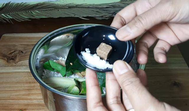 gambar beras untuk nasi uduk dan bumbu penyedap (youtube.com/Ceceromed Kitchen)