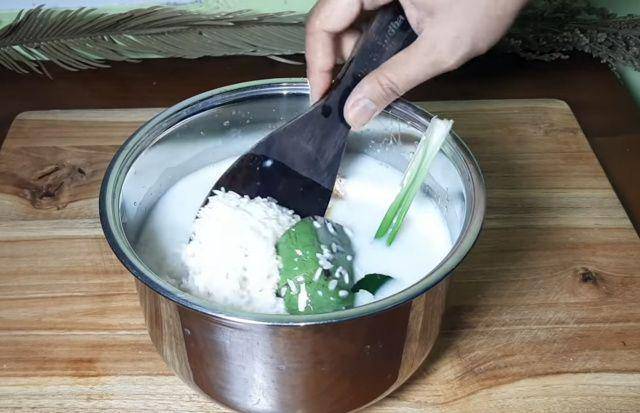 gambar beras yang diaduk dengan bumbu nasi uduk (youtube.com/Ceceromed Kitchen)
