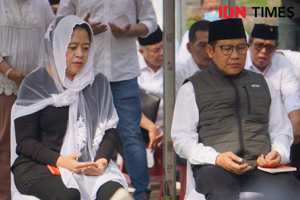 Ketua DPP PDI Perjuangan Puan Maharani dan Ketua Umum Partai Kebangkitan Bangsa Muhaimin Iskandar berziarah ke makam mantan Ketua DPR Taufik Kiemas di TMP Kalibata, Jakarta Selatan pada Minggu (25/9/2022) (IDN Times/Aryodamar)