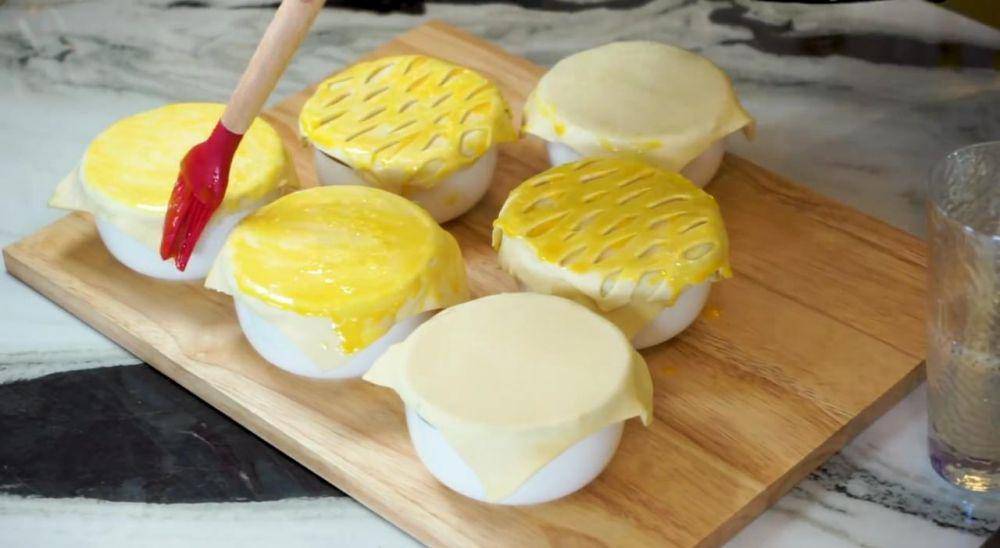Olesi permukaan zuppa soup agar tampak glossy. (dok. Youtube/Tasyi Athasyia)