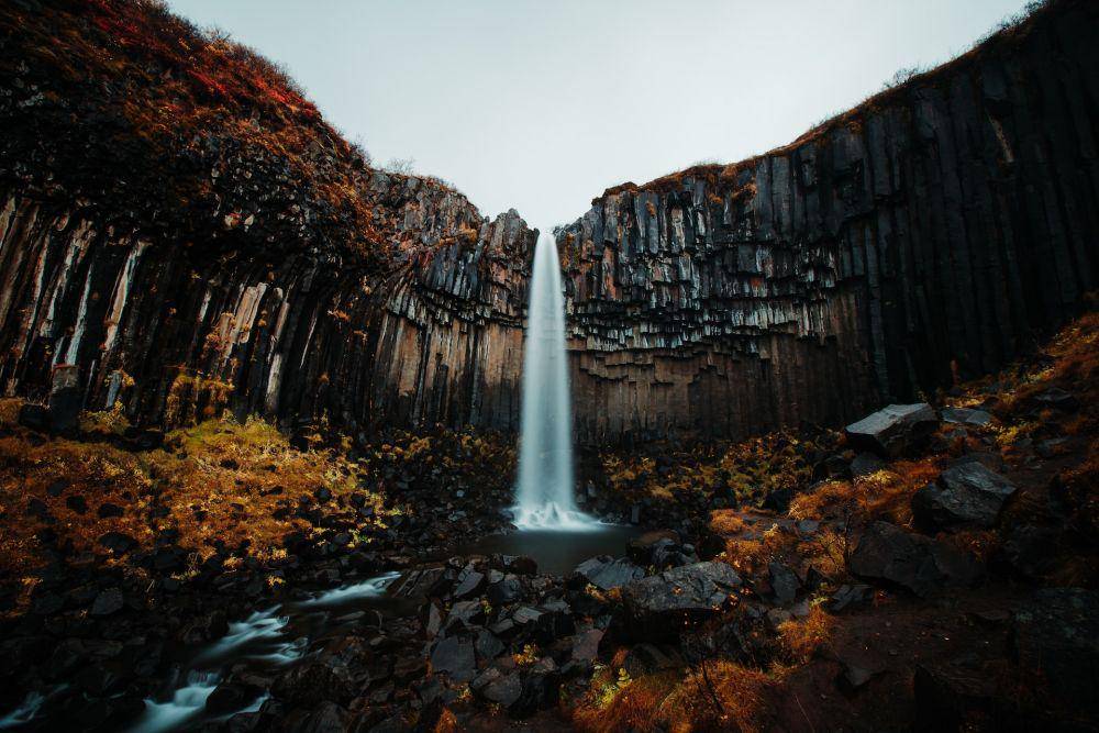Ilustrasi air terjun Svartifoss (unsplash.com/Ingi Haraldss)