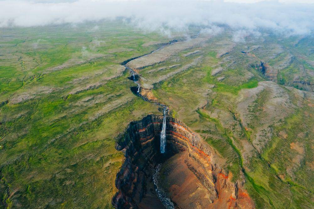 Ilustrasi air terjun Hengifoss (unsplash.com/Miha Rekar)
