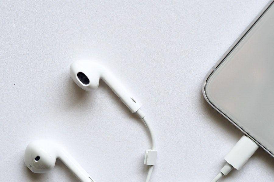 ilustrasi headset (pexels.com/Jess Bailey Designs)
