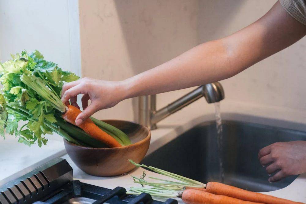 membilas sayur wortel (pexels.com/Mike Jones)