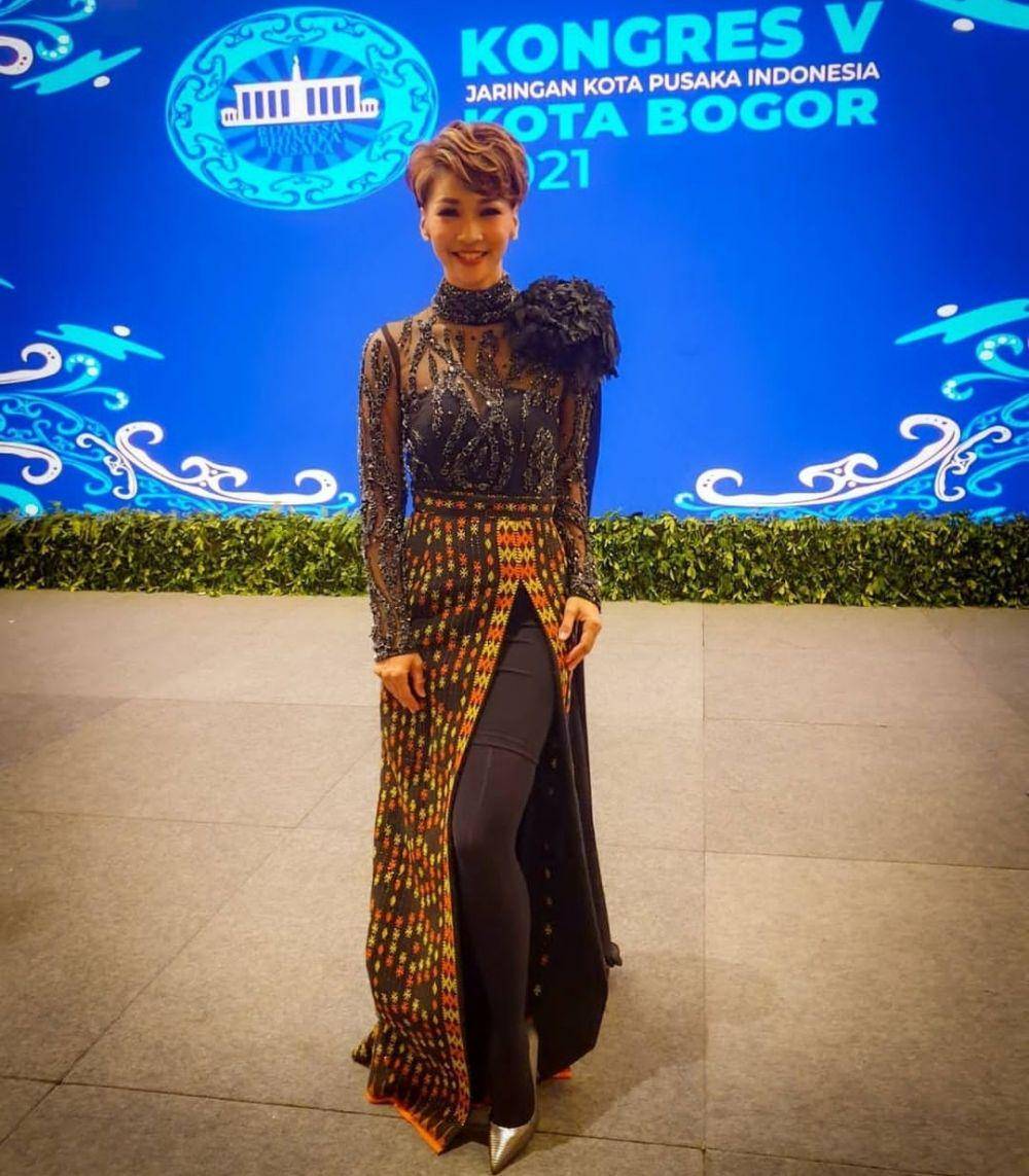 potret Kamidia Radisti saat jadi pembawa acara (instagram.com/kamidiaradisti)