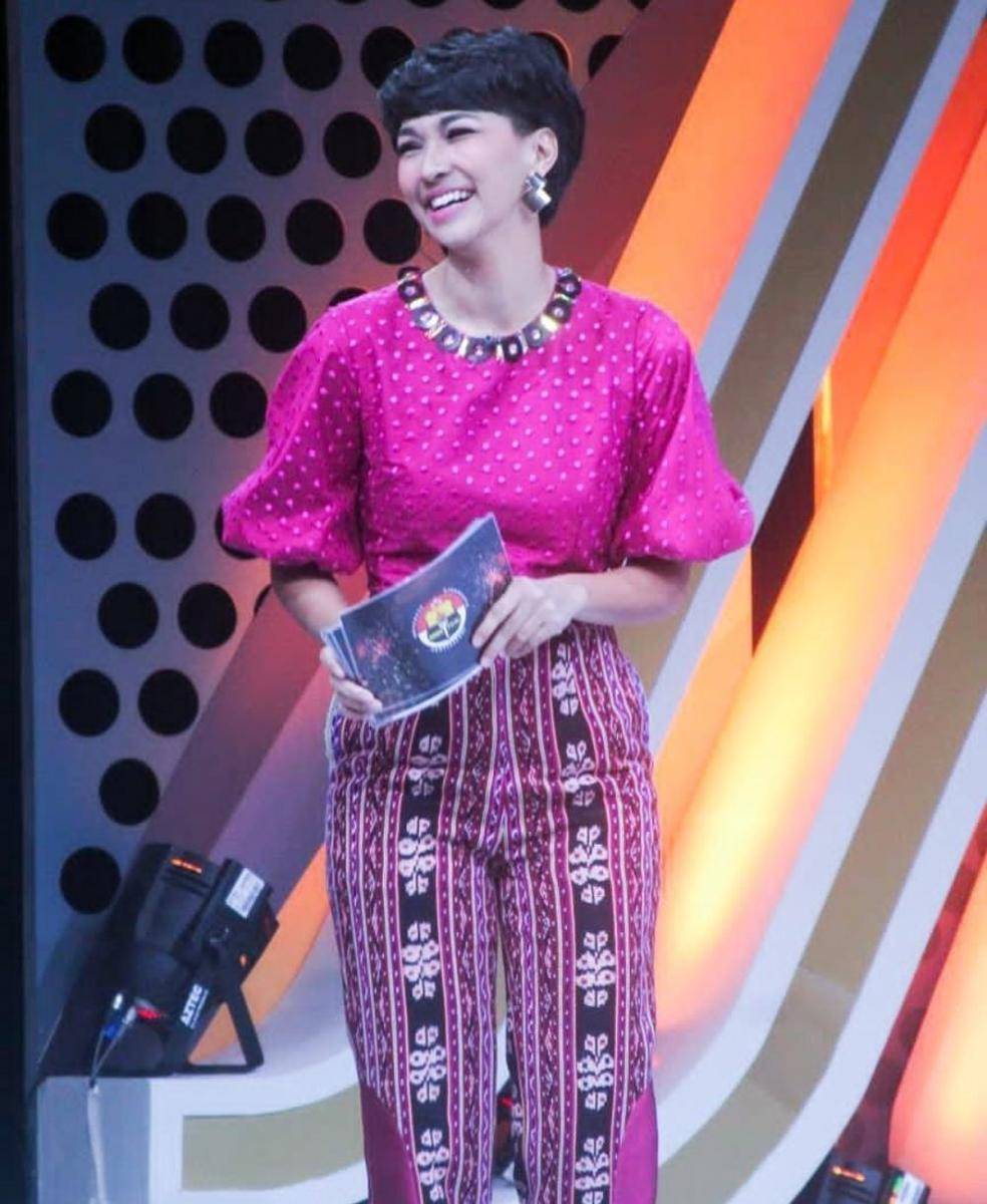 potret Kamidia Radisti saat jadi pembawa acara (instagram.com/kamidiaradisti)