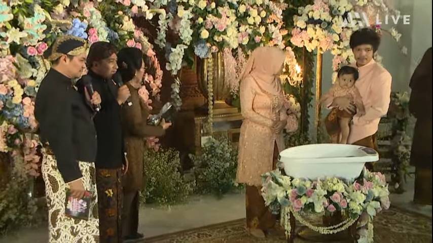 Tedak siten Ameena (Youtube.com/AH)