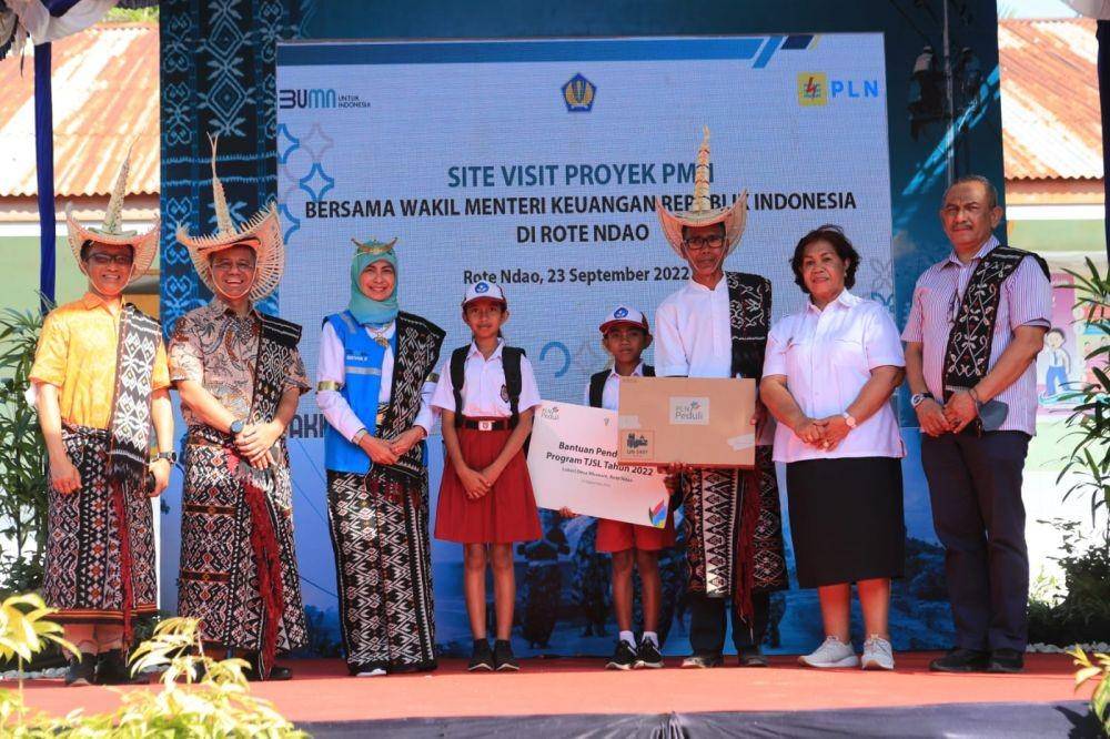 PLN juga menyerahkan bantuan pendidikan berupa laptop dan alat tulis untuk mendukung kegiatan belajar anak-anak di Desa Mbueain. (Dok. PLN)