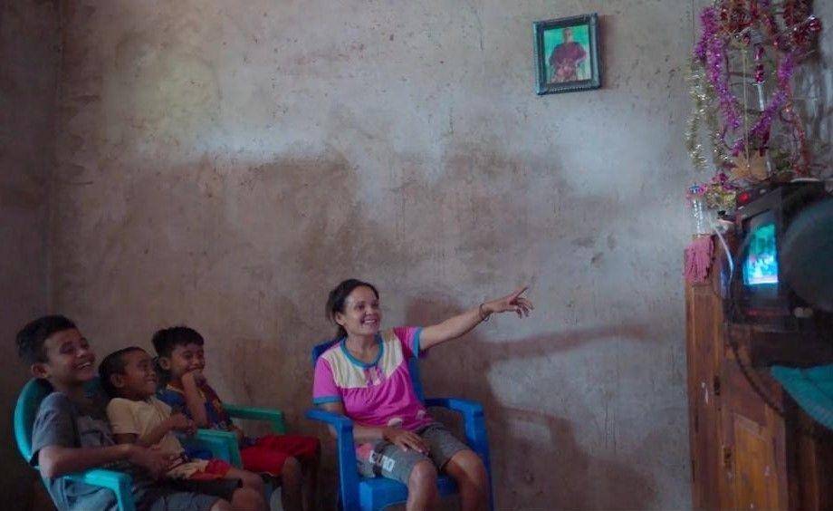 Warga di Desa Mbueain, Kecamatan Rote Barat, Kabupaten Rote Ndao, Nusa Tenggara Timur (NTT), mengaku gembira seusai listrik dari PT PLN (Persero) hadir di pulau paling selatan Indonesia tersebut sejak 2020. (Dok. PLN)