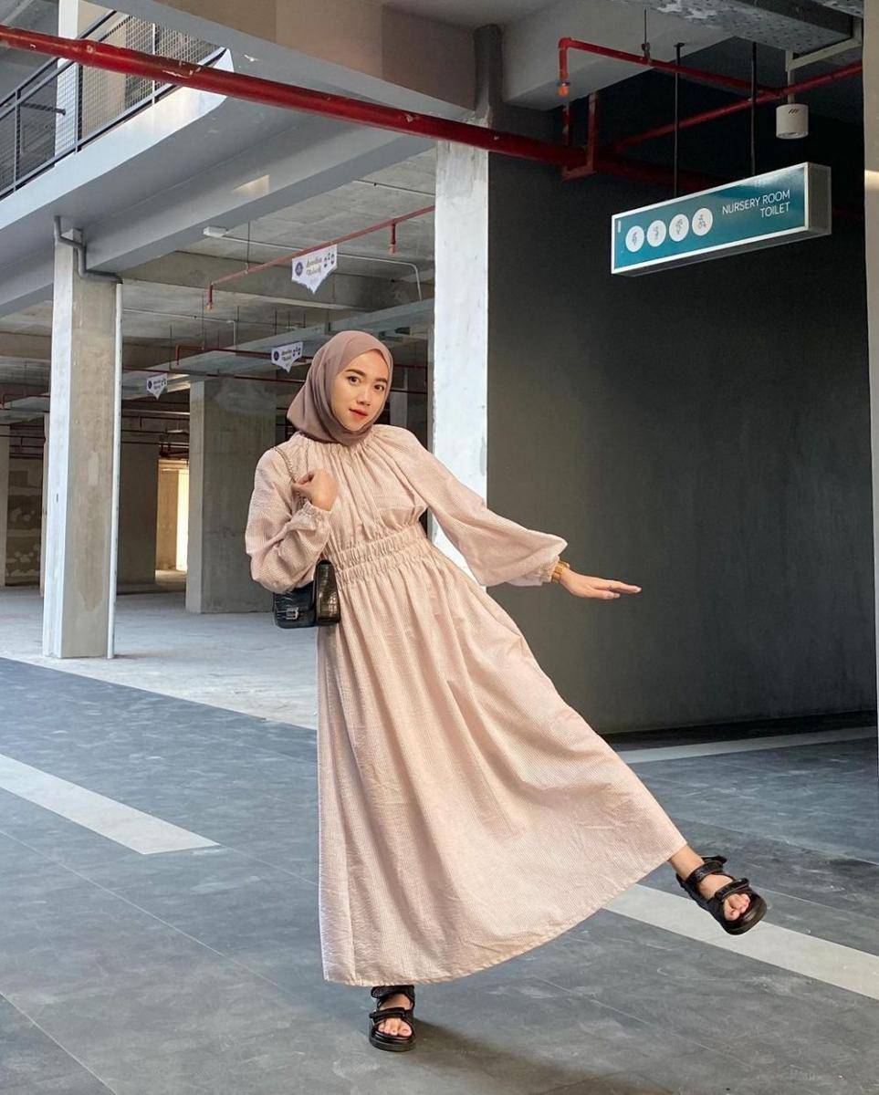 inspirasi outfit dress ala Dela Ayu (instagram.com/delaaayuu)