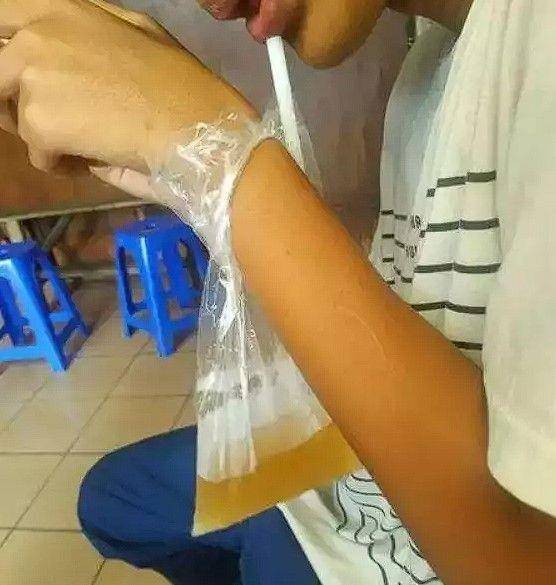 minum es di plastik kocak (instagram.com/lelucon.seru)