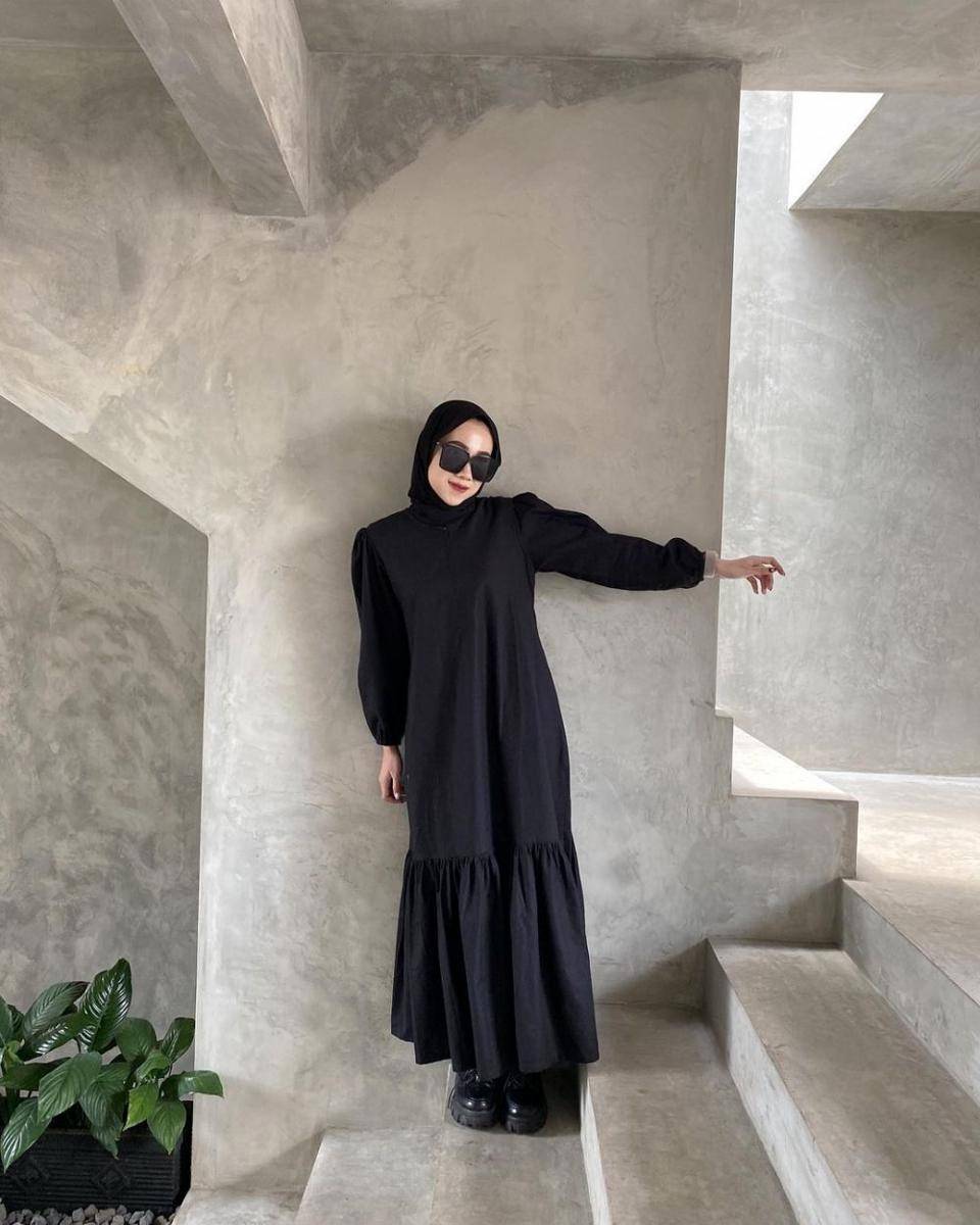 inspirasi outfit dress ala Dela Ayu (instagram.com/delaaayuu)